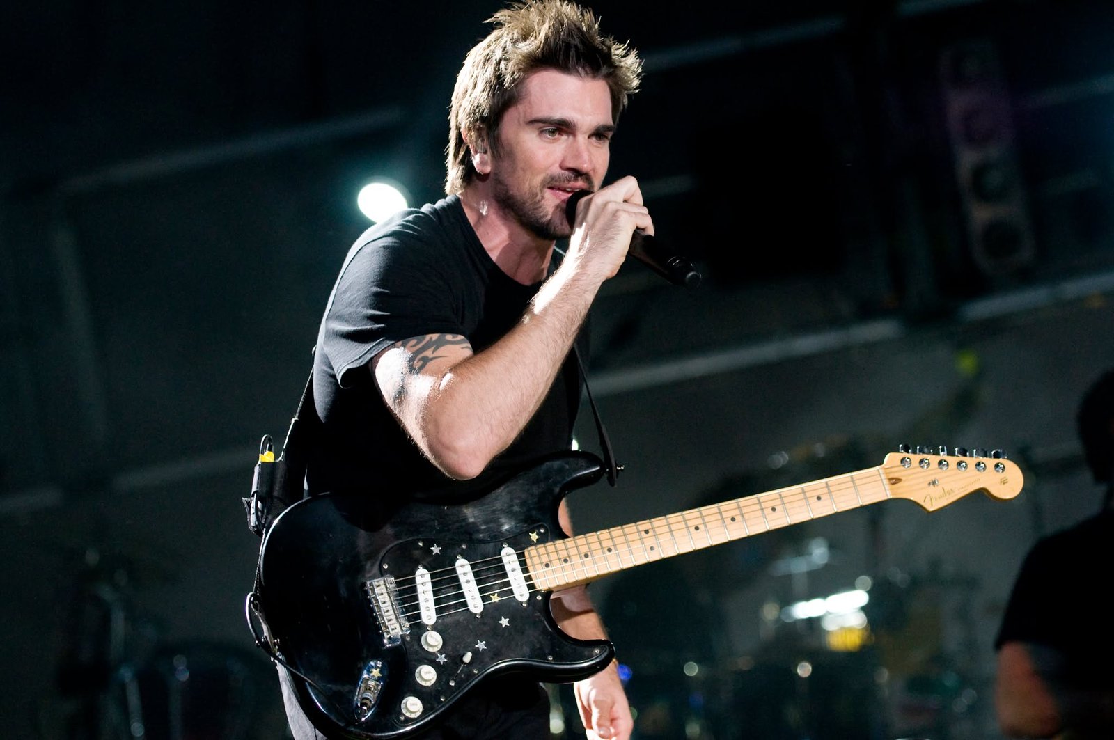 Juanes interpretando una canción con su guitarra