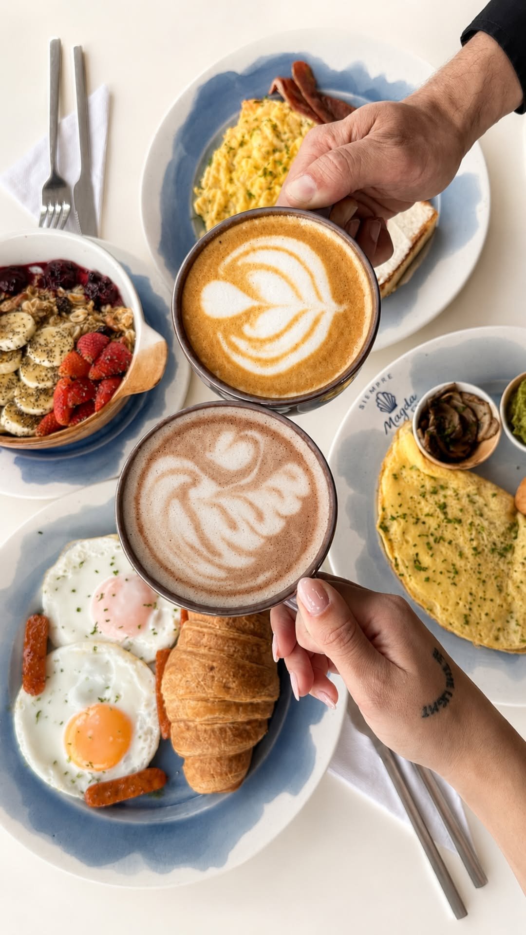 Café y una selección de desayunos para compartir en Tres Altares
